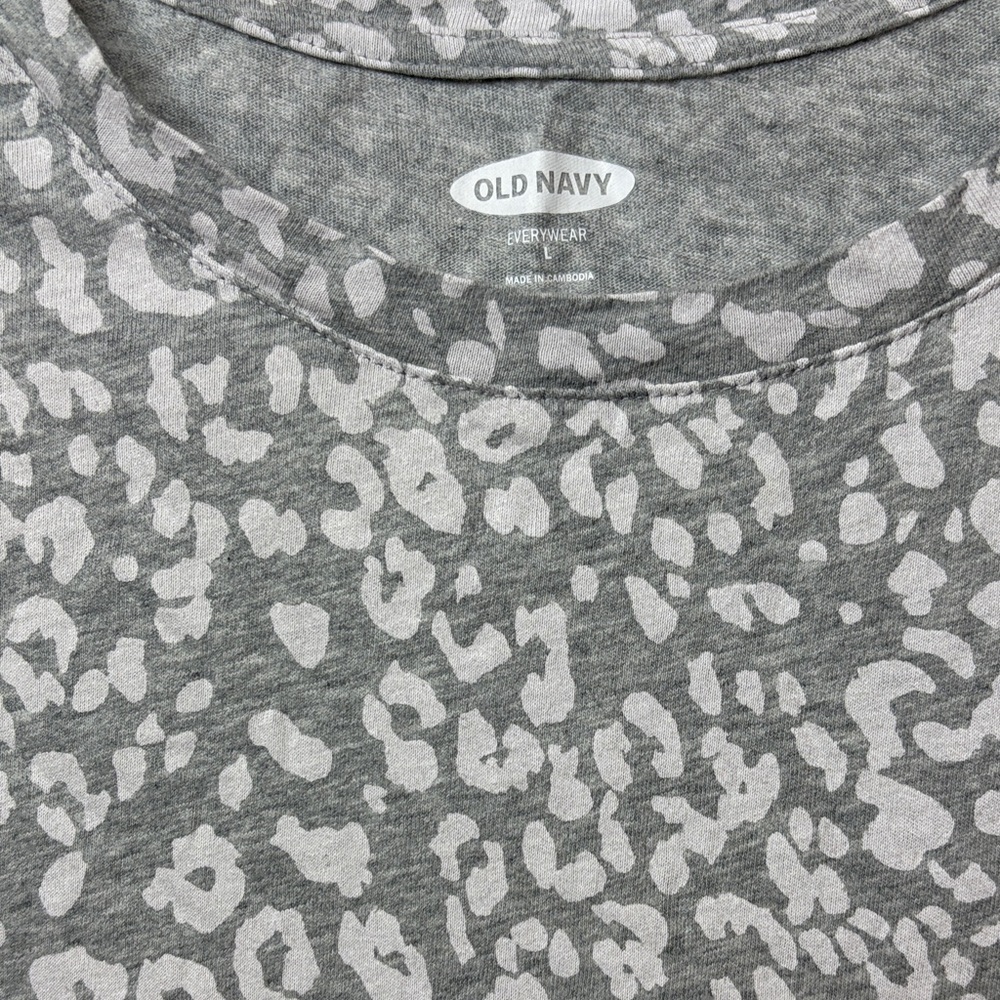 Old Navy Gray and White Leopard Short Sleeve Tee - Picture 4 of 6